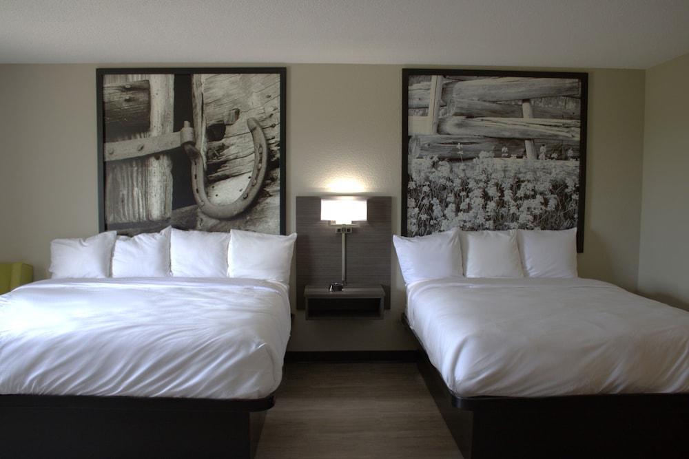 Boarders Inn & Suites photo 17