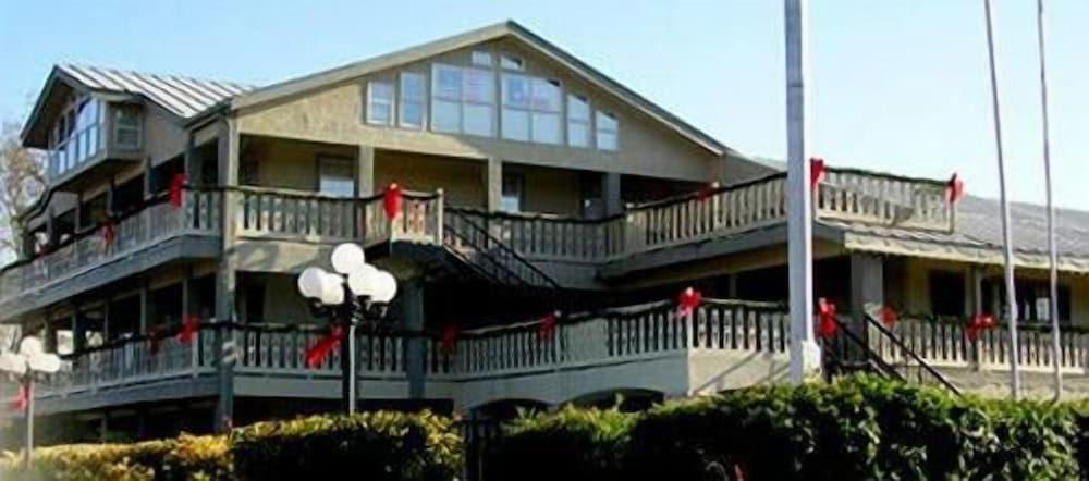 Sunday House Inn and Suites photo 4