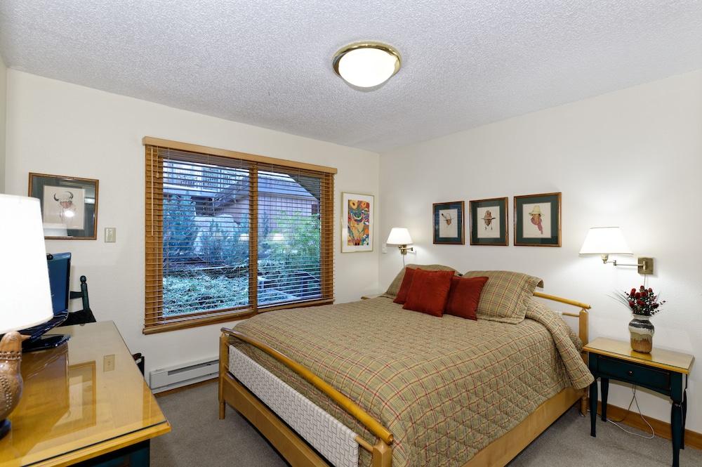 The Crestwood Condominiums photo 4