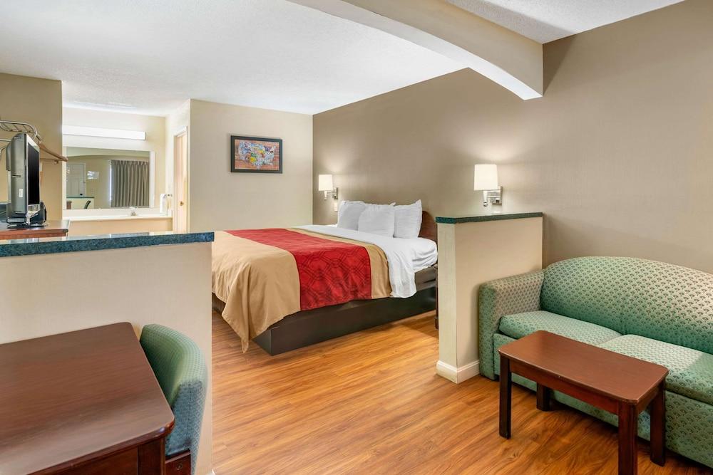 Econo Lodge Inn & Suites Southeast photo 23
