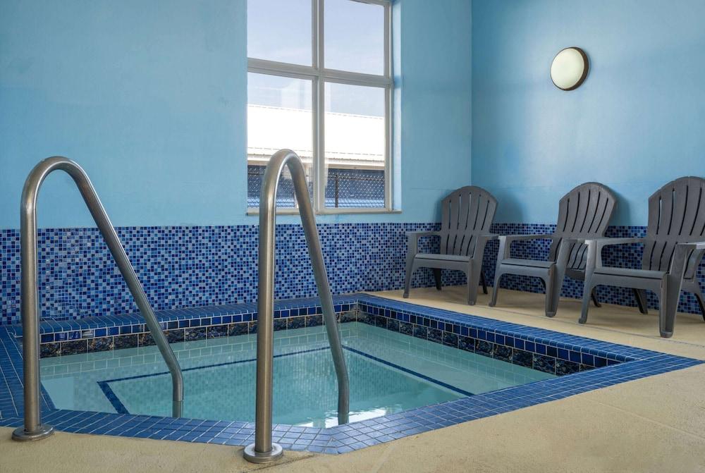 Days Inn by Wyndham Neenah photo 21