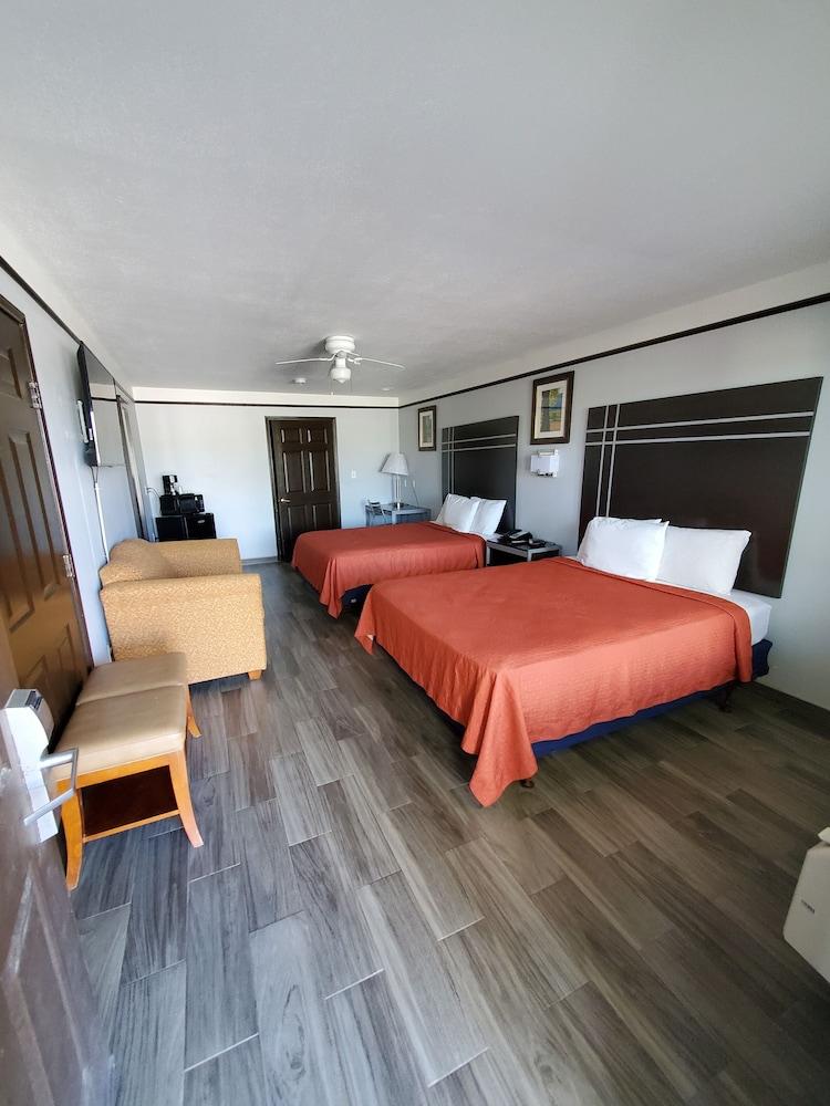 Deluxe Inn & Suites photo 12
