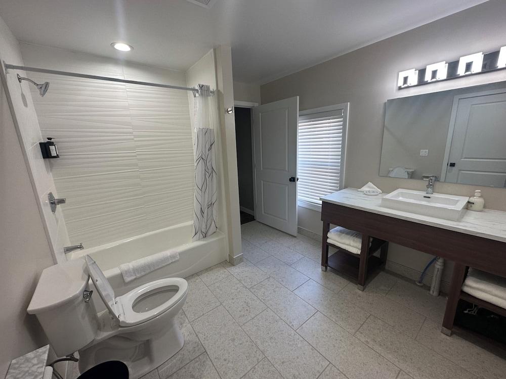 Lighthouse Inn & Suites photo 35