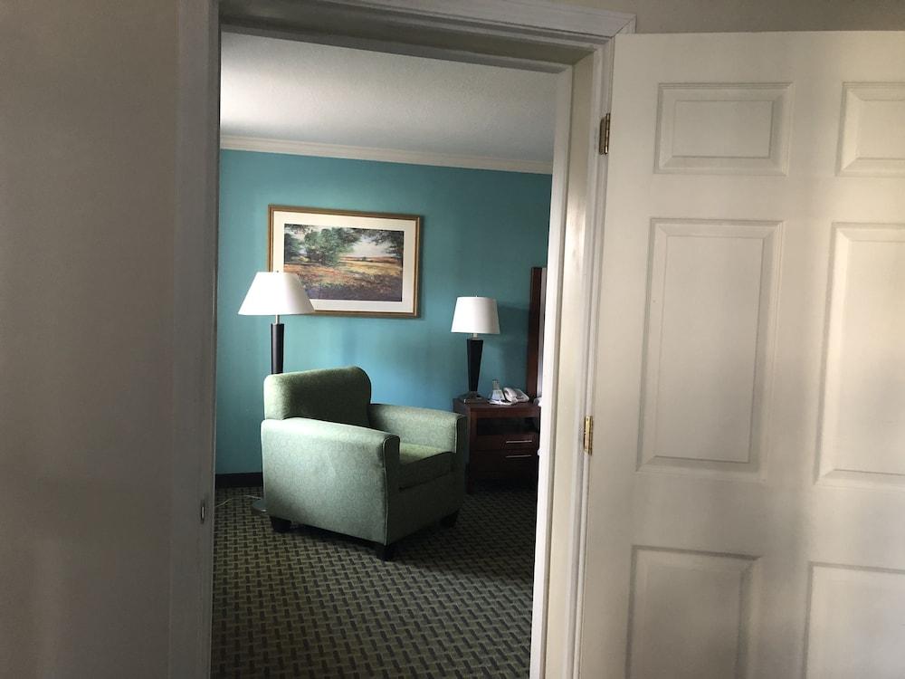 Days Inn by Wyndham Austintown photo 51