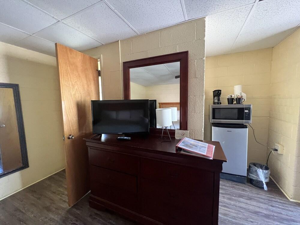 JI4, King Guest Room at the Joplin Inn at entrance to the resort by RedAwning photo 12