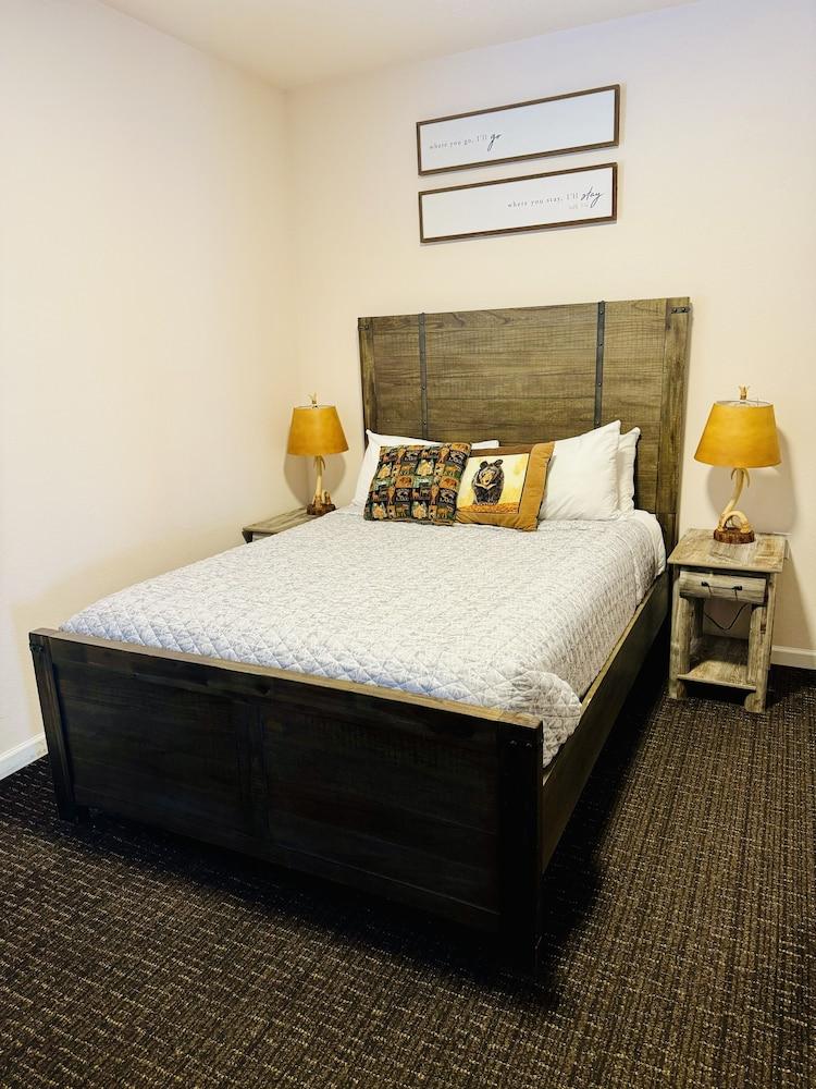 Grizzly Lodge Motel photo 14