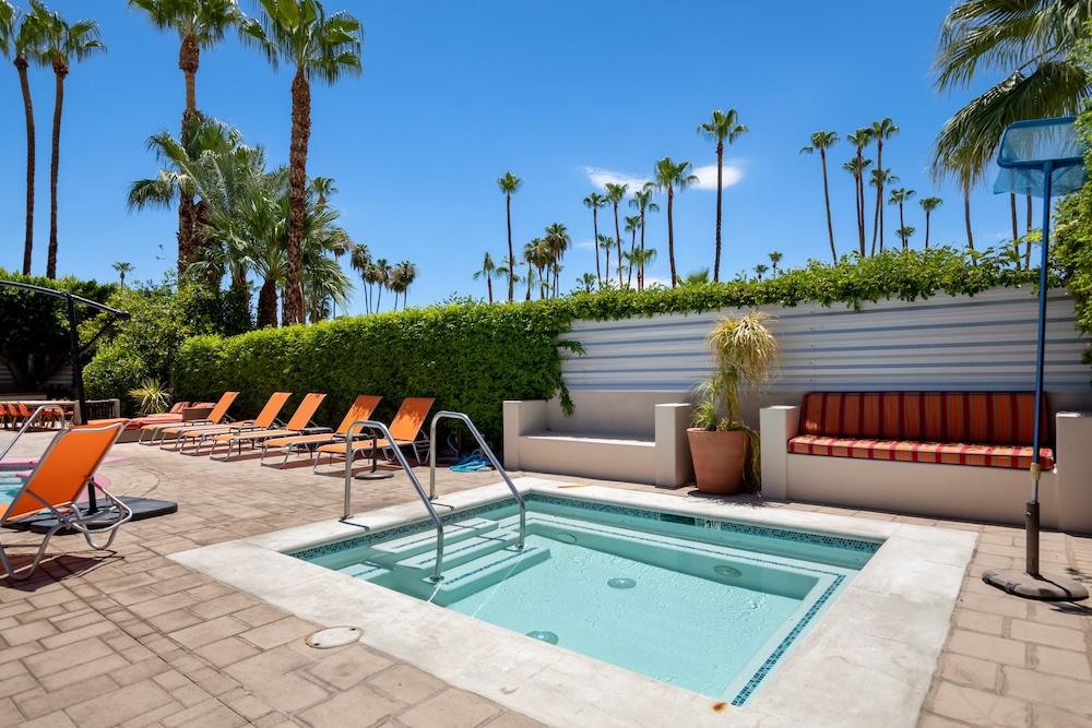 Poolside Fun King Suite photo 3