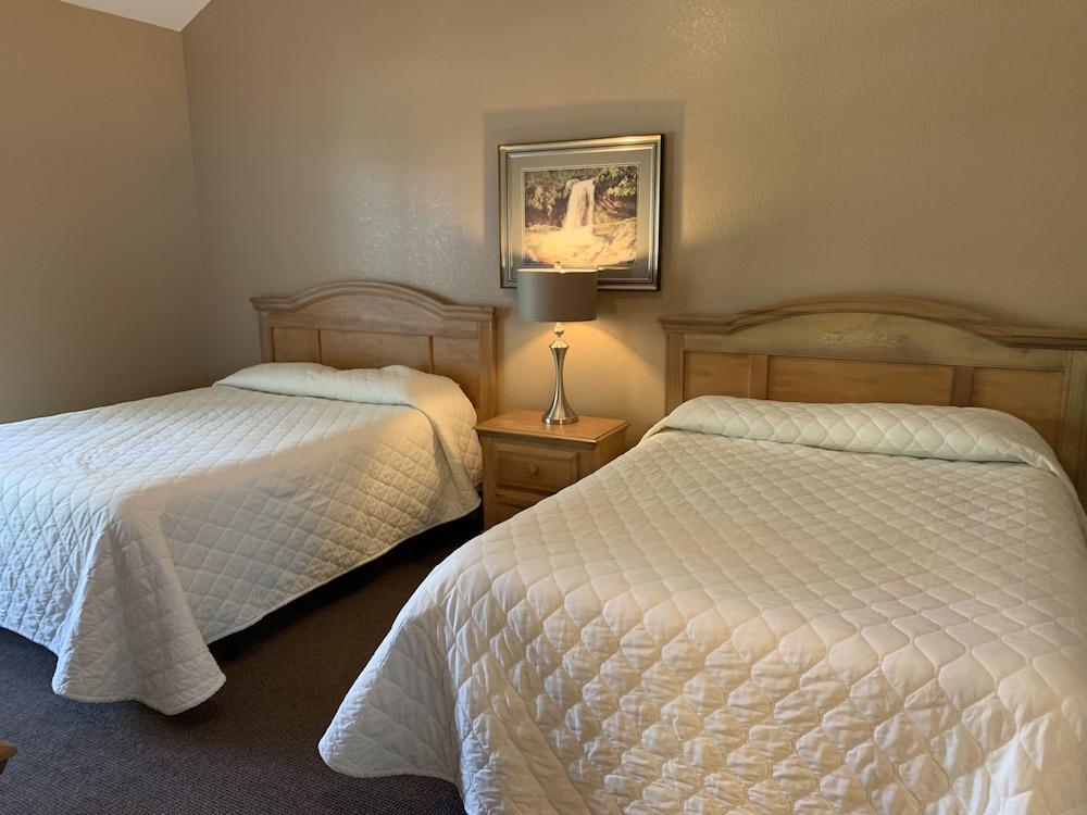 Carr's Northside Motel and Cottages photo 23