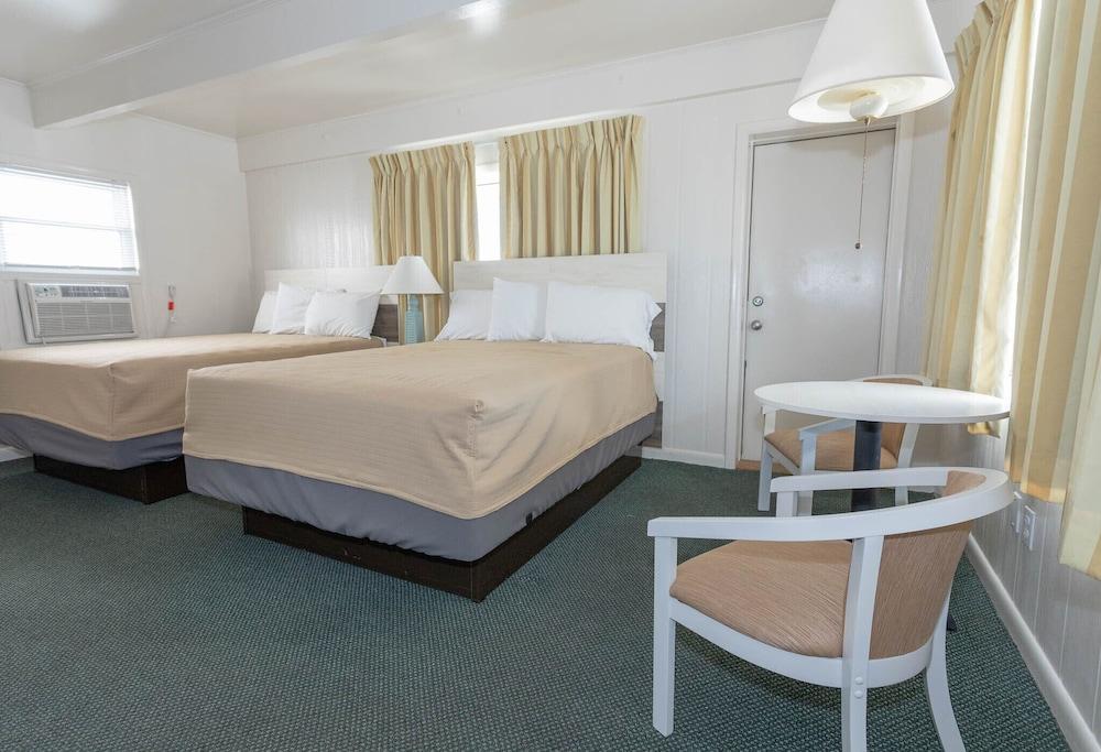 Fish Tales Boardwalk Inn photo 32