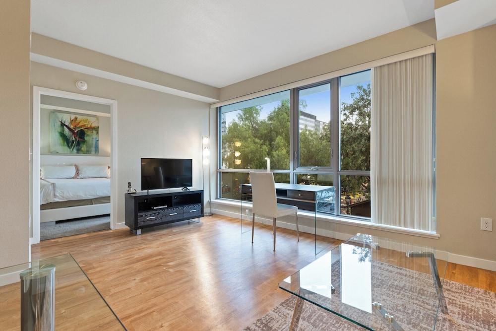 Global Luxury Suites at Woodbury photo 31