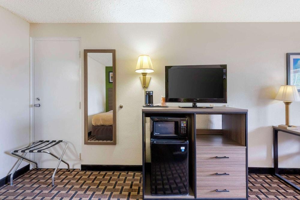 Quality Inn Huron photo 9