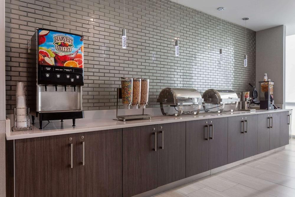 La Quinta Inn & Suites by Wyndham Shorewood photo 26