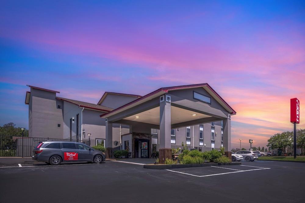 Red Roof Inn & Suites Clinton, MS photo 5