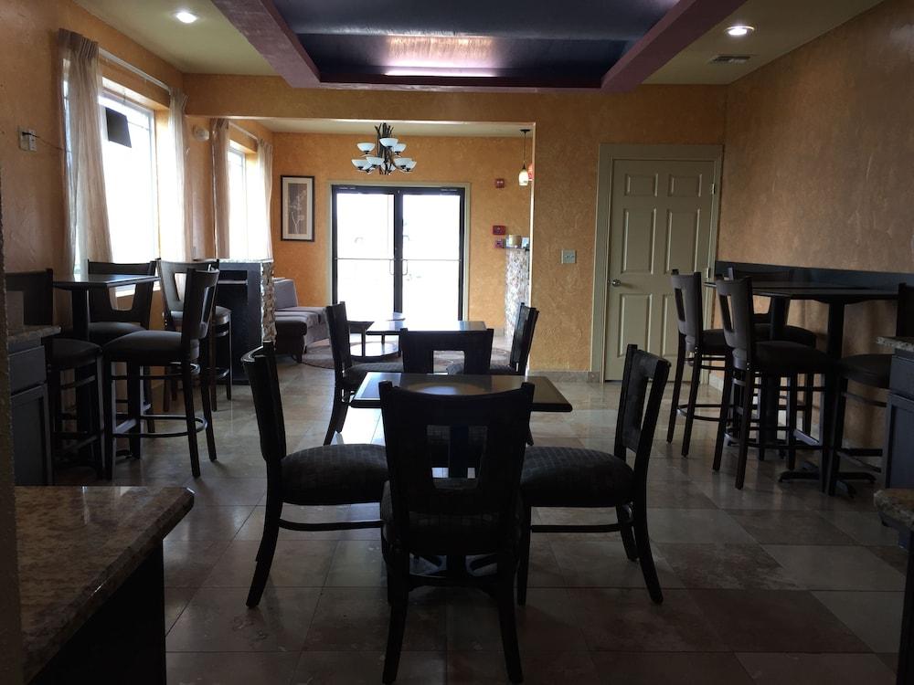 Pearsall Inn & Suites photo 16