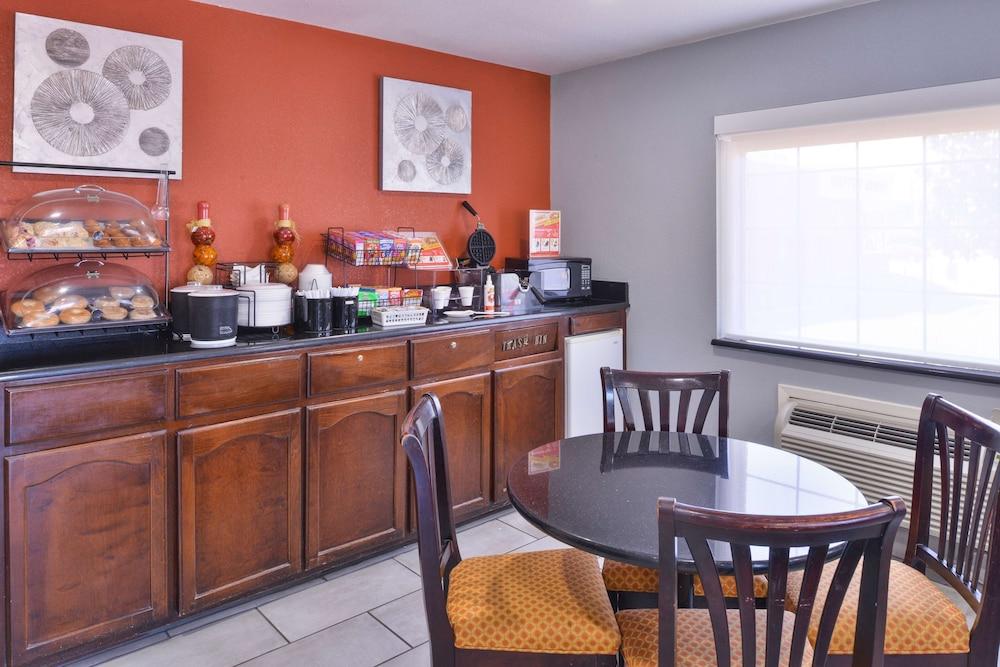 Americas Best Value Inn Batesville photo 20