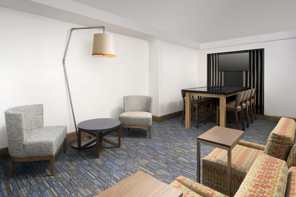 Holiday Inn Express & Suites College Park-University Area by IHG photo 3
