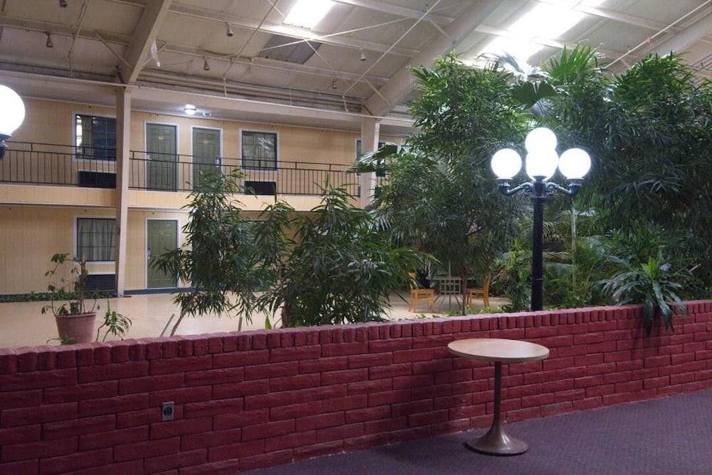 Econo Lodge Elk City photo 8
