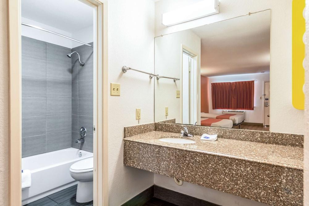 Motel 6 San Antonio, TX - South WW White Rd photo 30