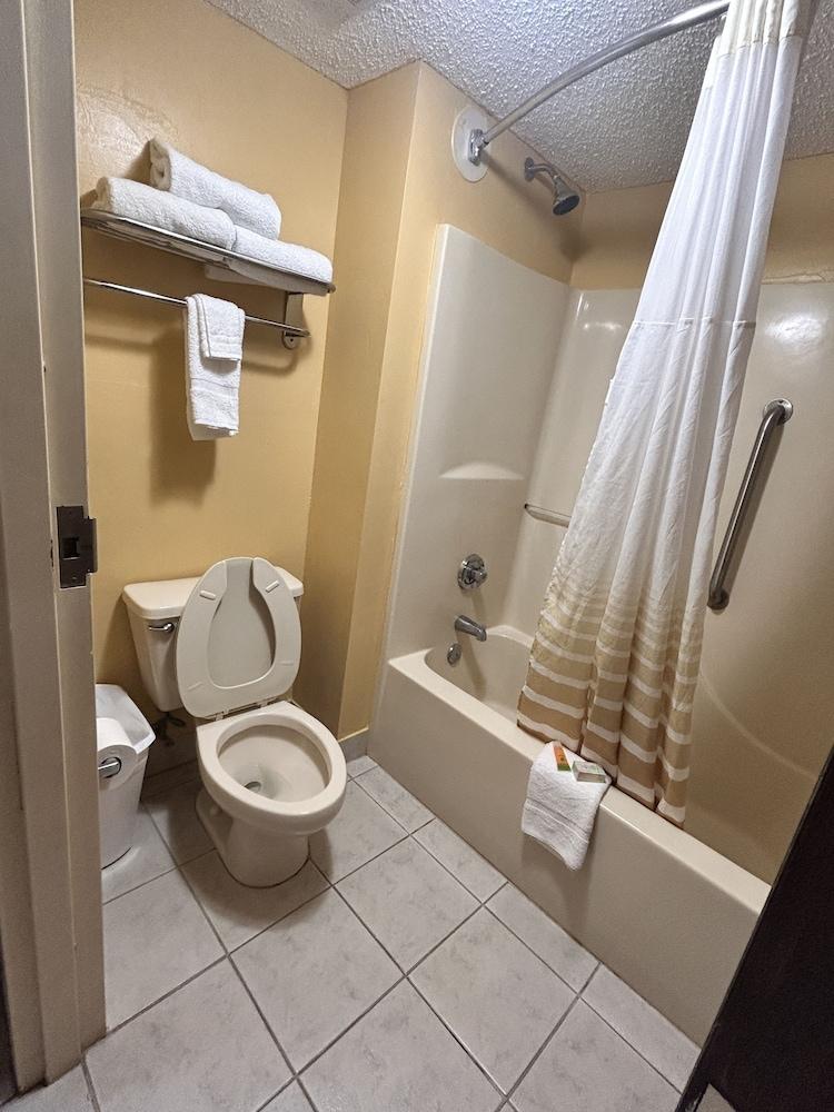 HomeTown Inn & Suites photo 14