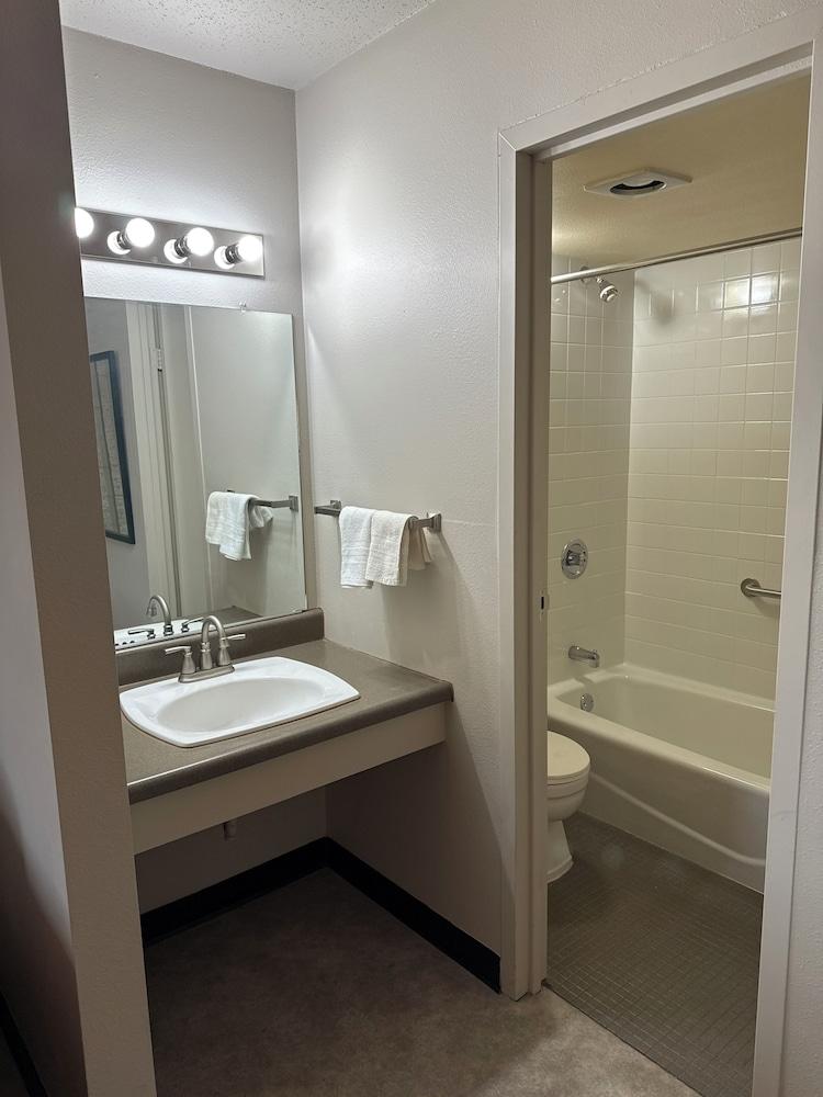 Smartwood Inn photo 16