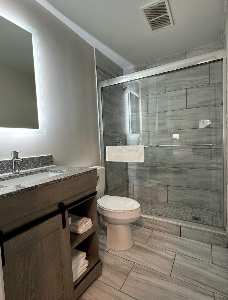 Days Inn & Suites by Wyndham Port Huron photo 27