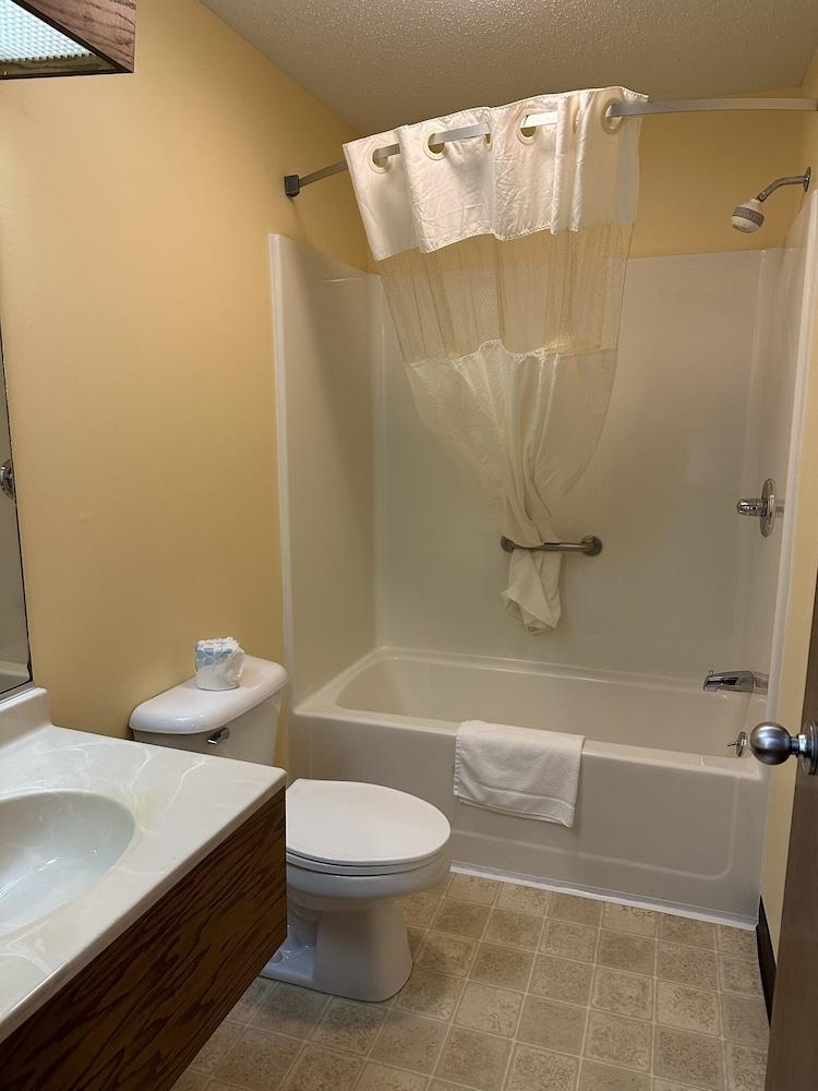 Econo Lodge El Paso, IL photo 4