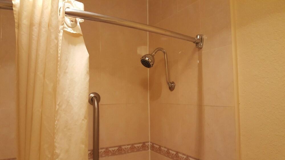 Econo Lodge Tampa near Busch Gardens photo 9
