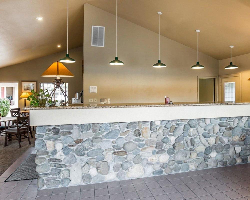Quality Inn & Suites Minden photo 2