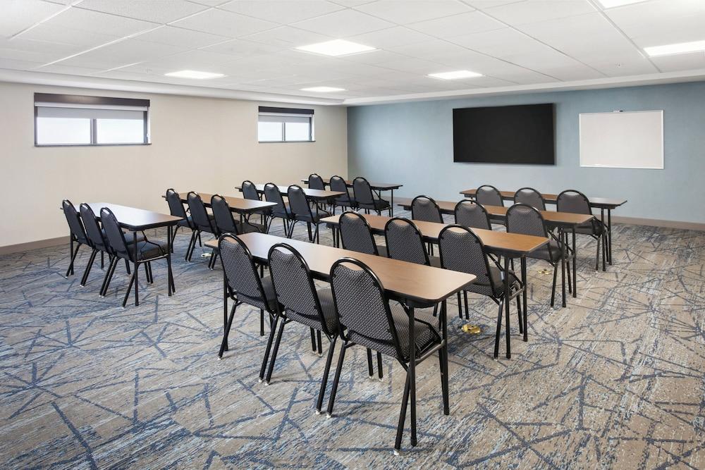 Holiday Inn Express Cleveland Airport - Brookpark by IHG photo 40