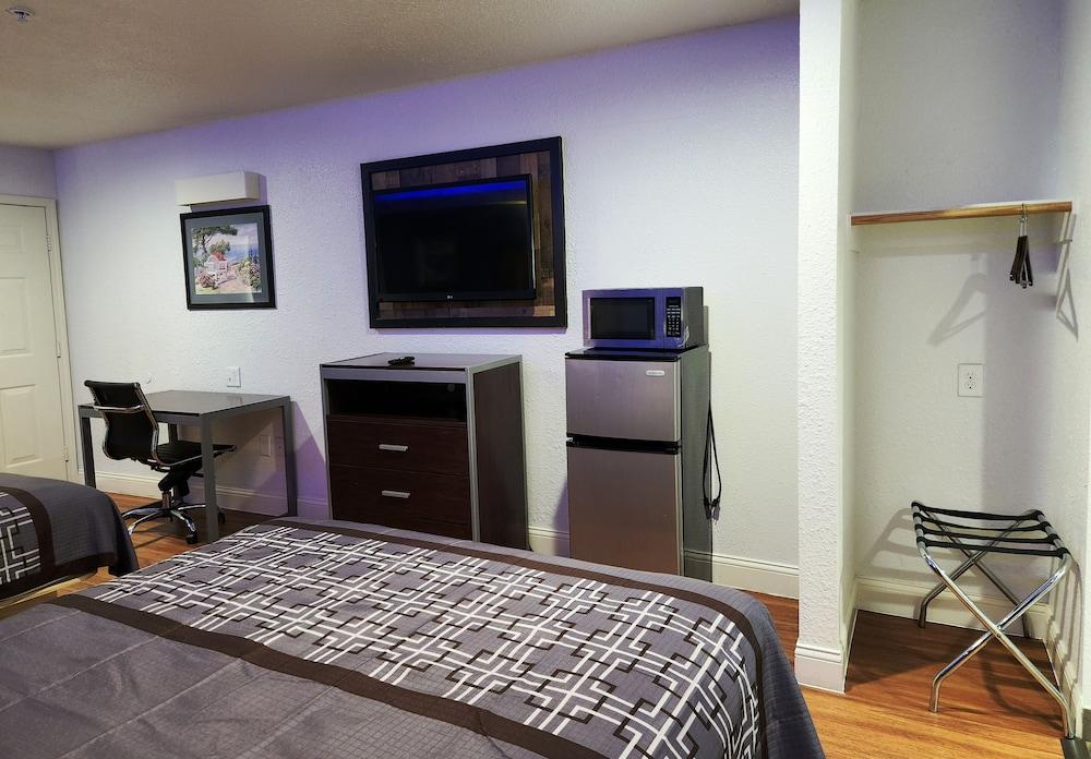 Express Inn Tomball photo 18