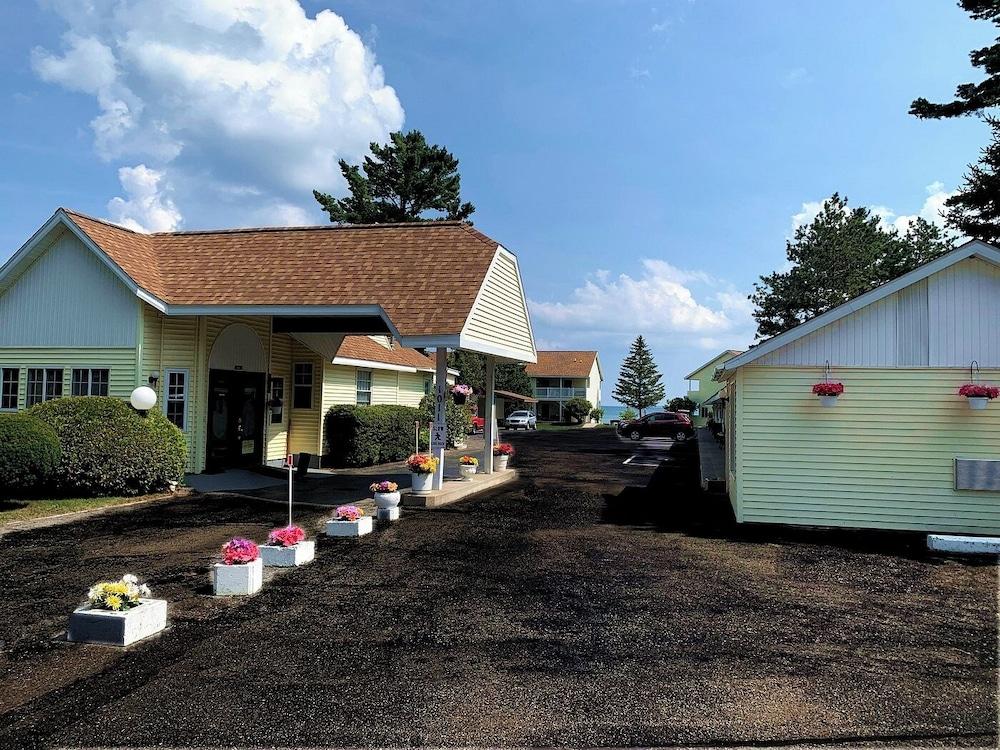 Beachcomber of Mackinaw photo 1