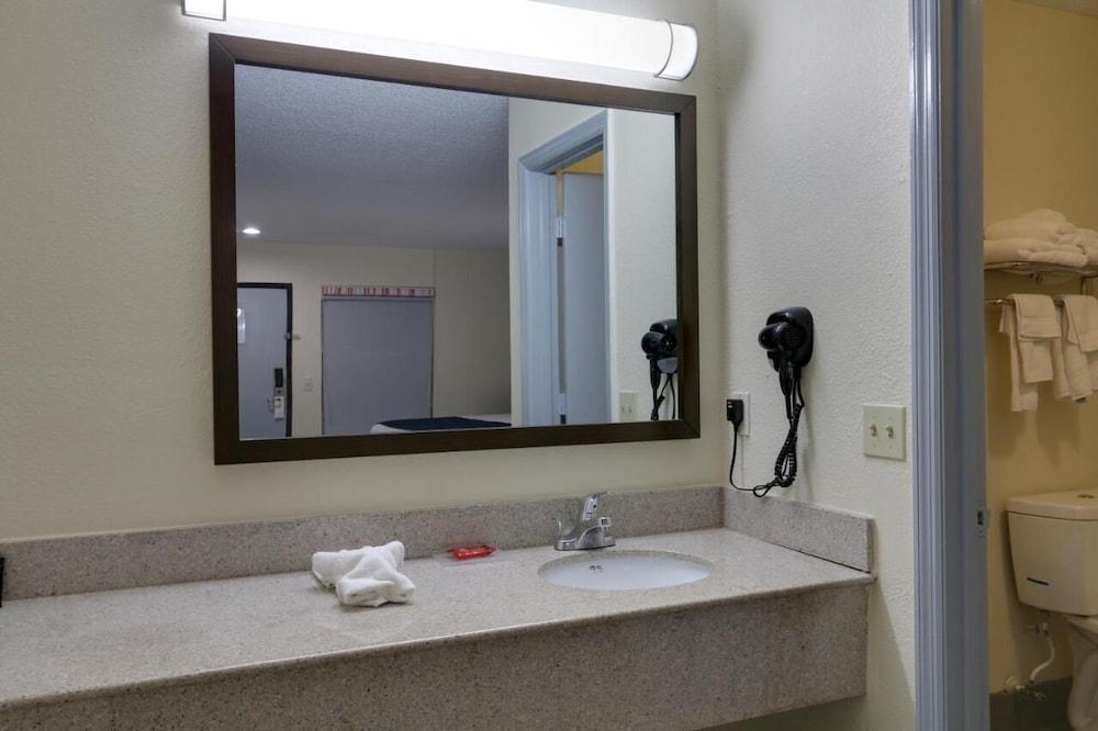 Baymont by Wyndham Ridgeland I-95 photo 15