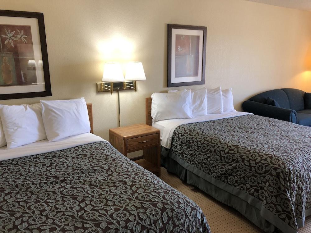 Days Inn by Wyndham Iron Mountain photo 11