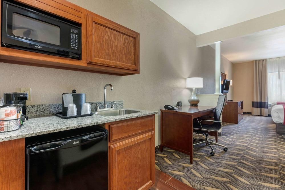 Comfort Suites Rolla photo 37