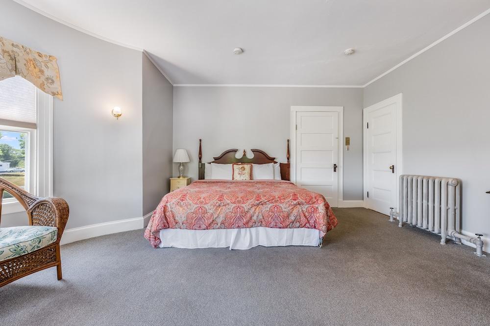 Castle Manor Inn photo 12