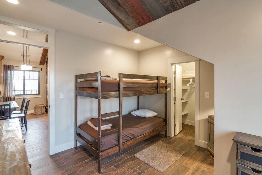 Aspenwood Manor photo 20