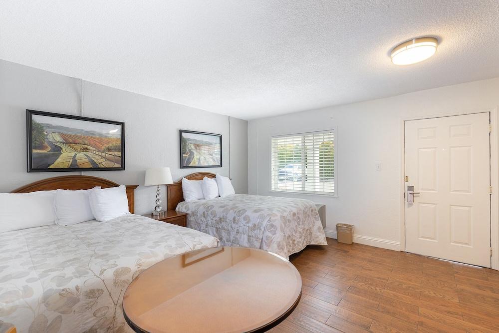 Vineyard Valley Inn photo 3