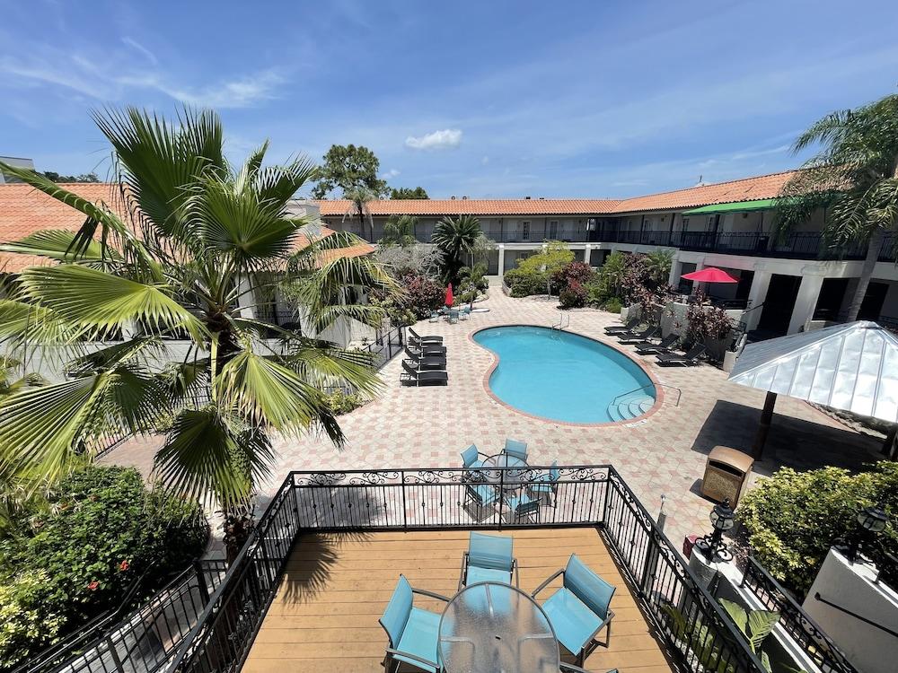 Red Roof Inn PLUS+ & Suites Tampa photo 5