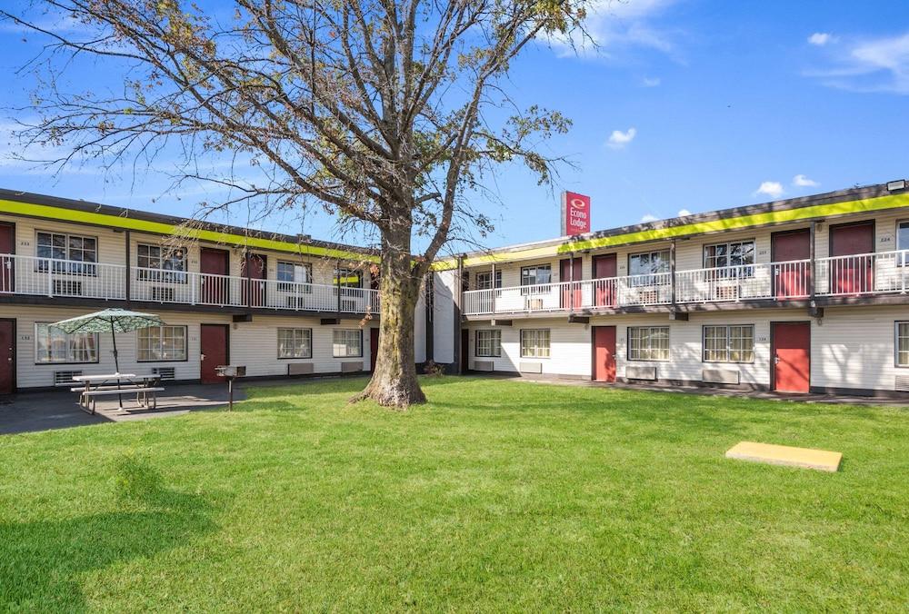 Econo Lodge Inn & Suites photo 38