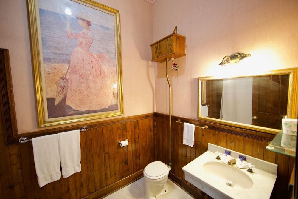 Irwin Street Inn photo 20