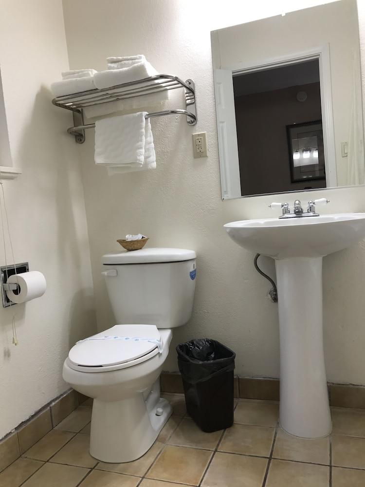 Town House Motel photo 23