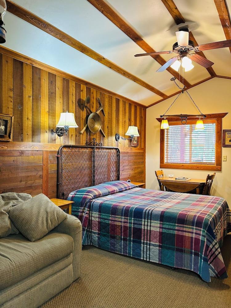 Moore's Old Pine Inn photo 25