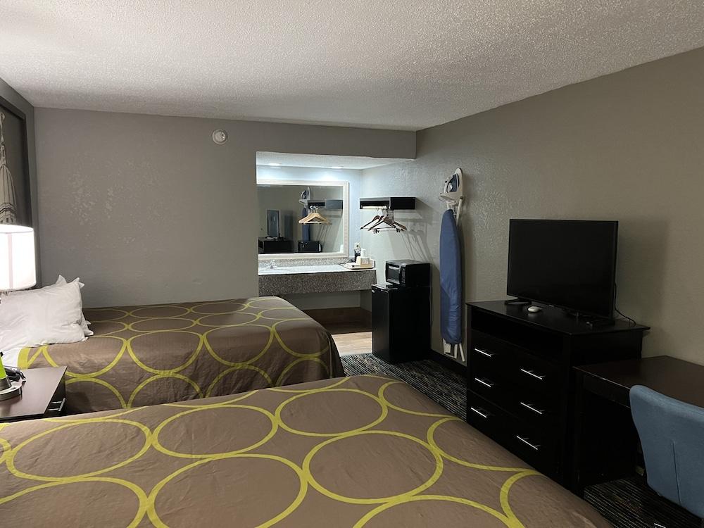 Super 8 by Wyndham Meridian photo 21