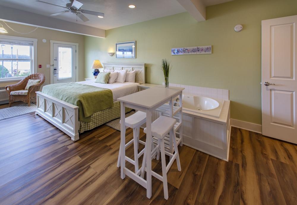 Edgewater Resort photo 37
