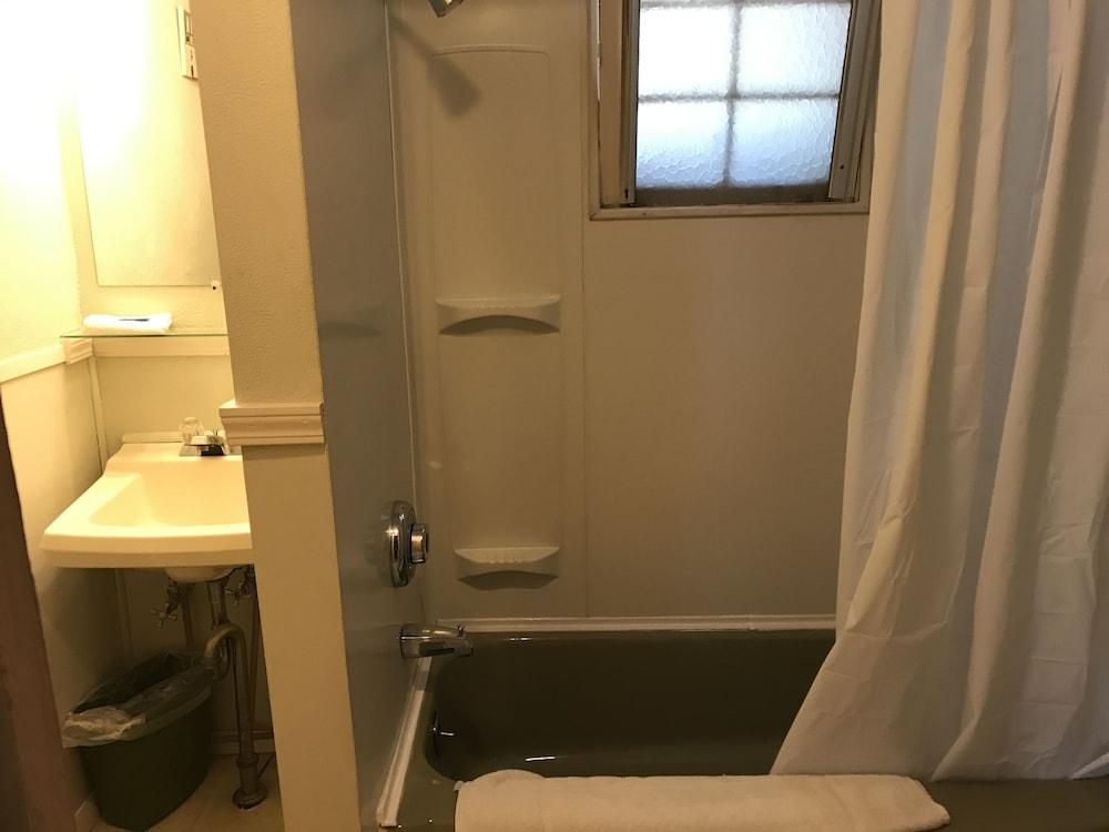 Chamber Lane Motel photo 47