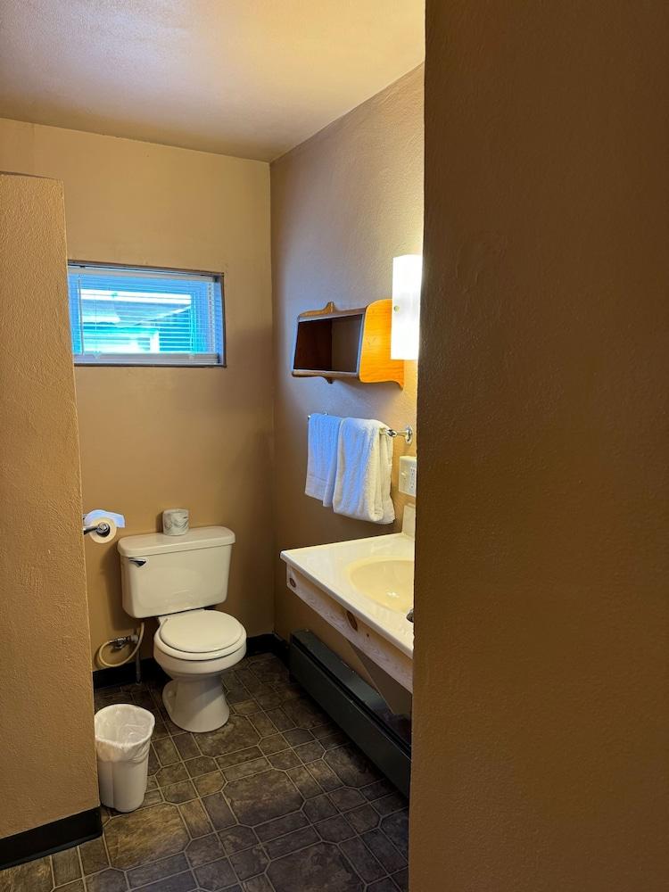 Maple Ridge Motel photo 12
