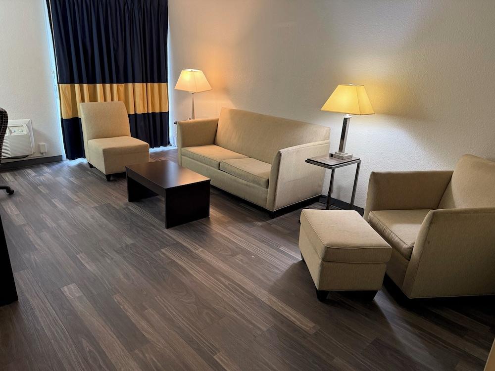 Quality Inn and Suites Livonia photo 15