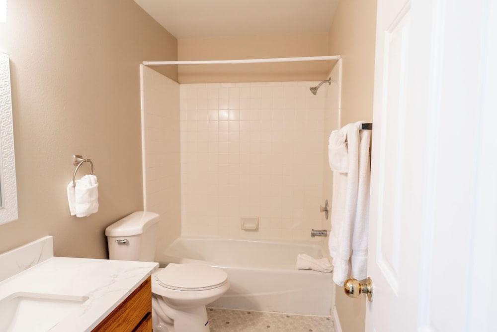 Road Creek Inn photo 86