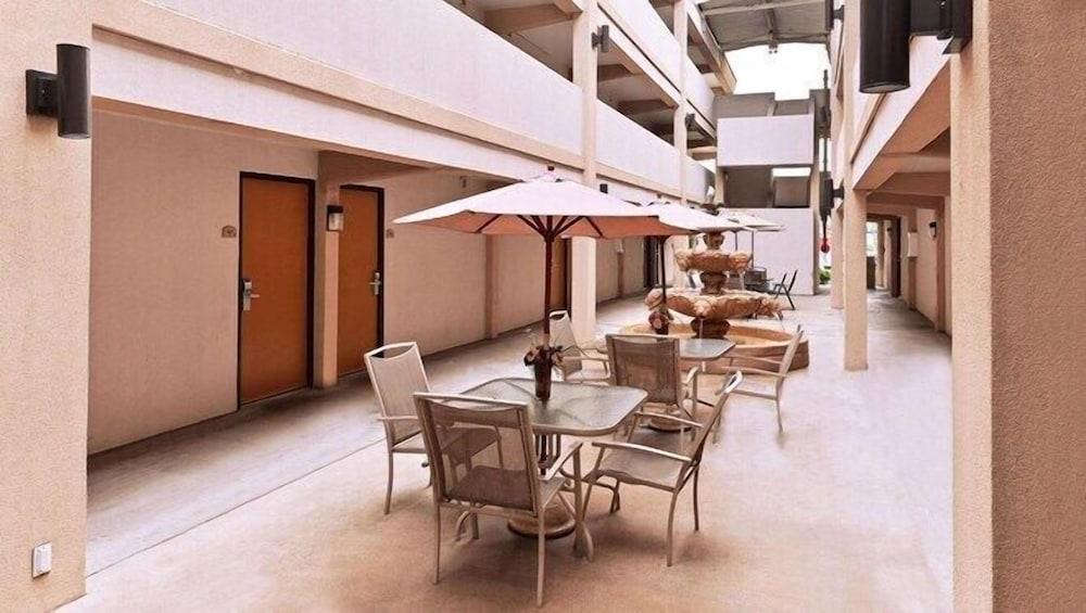 Executive Inn & Suites photo 1