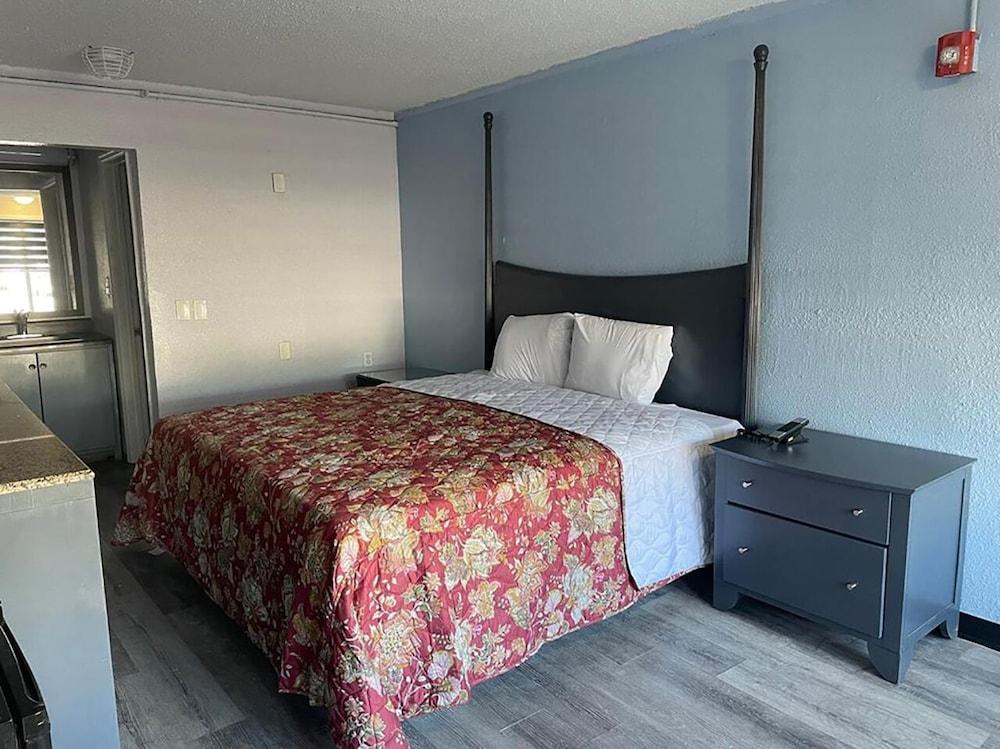 Budgetel Inn & Suites photo 8
